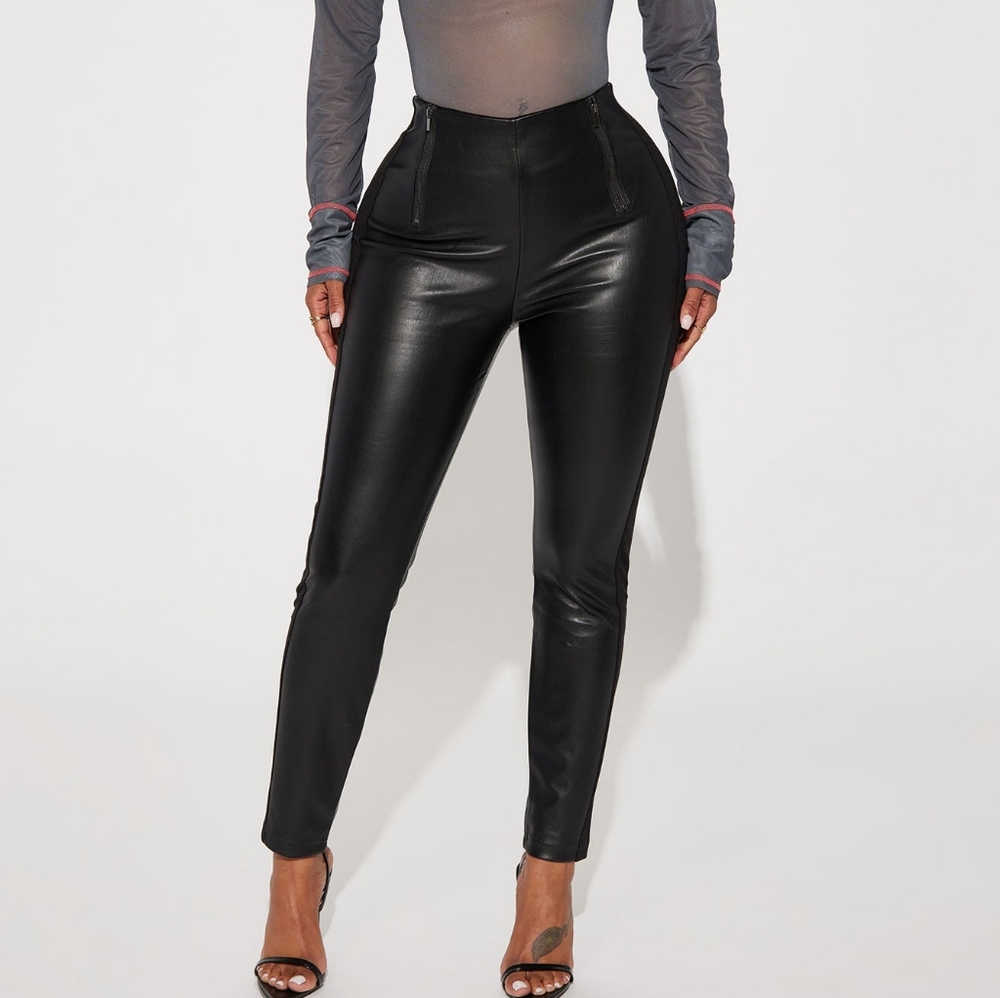 *NEW* Faux leather leggings